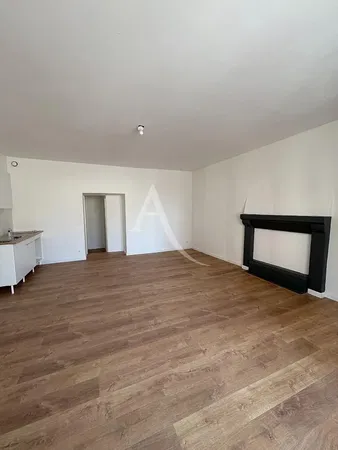 Salon; parquet, lumière naturelle, style moderne, hauteur sous plafond