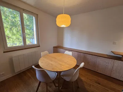 Salón; suelo de madera, luz natural, estilo moderno, techos altos