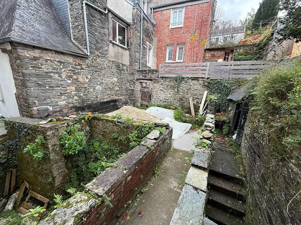 Salon; parquet, lumière naturelle, style moderne, hauteur sous plafond
