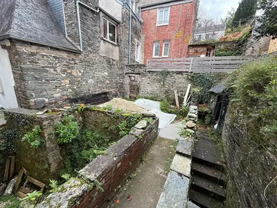 Obývačka; drevená podlaha, prirodzené svetlo, moderný štýl, vysoké stropy