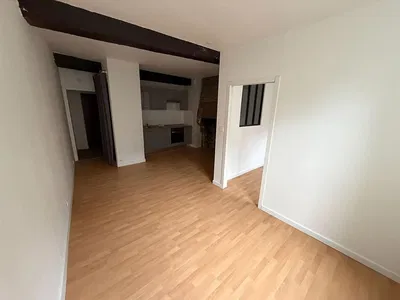 Obývačka; drevená podlaha, prirodzené svetlo, moderný štýl, vysoké stropy