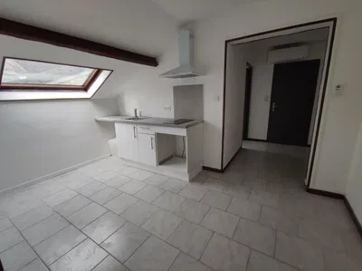 Obývačka; drevená podlaha, prirodzené svetlo, moderný štýl, vysoké stropy