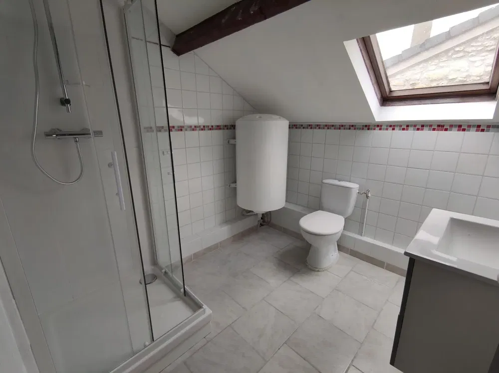 Kuchyňa; kuchynské spotrebiče, drevená podlaha, prirodzené svetlo, moderný štýl, po rekonštrukcii