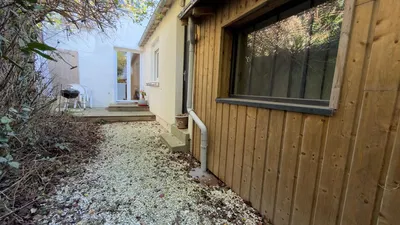 Salon; parquet, lumière naturelle, style moderne, hauteur sous plafond
