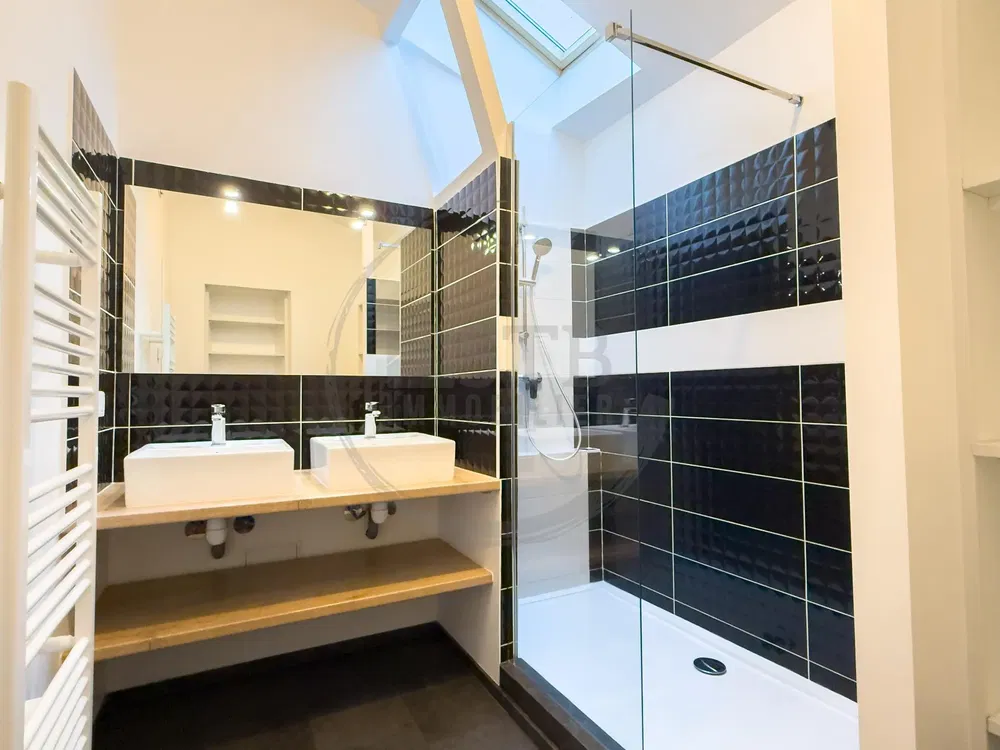 Хол; дървен под, естествена светлина, модерен стил, високи тавани