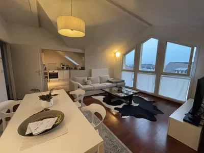 Wohnzimmer; holzboden, tageslicht, moderner stil, hohe decken