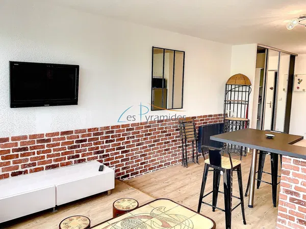 Salón; suelo de madera, luz natural, estilo moderno, techos altos