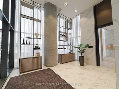 Sala de estar; chão de madeira, luz natural, estilo moderno, teto alto