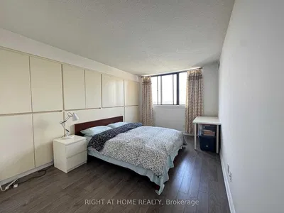 Salon; parquet, lumière naturelle, style moderne, hauteur sous plafond