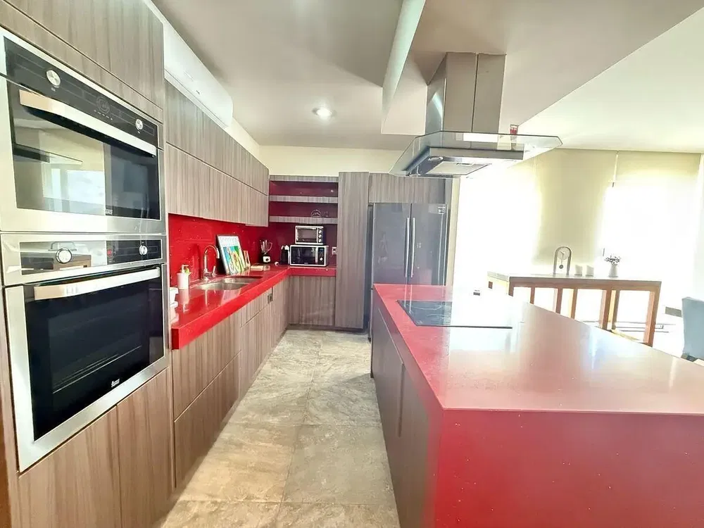 Living room; wood floor, natural light, modern style, high ceiling