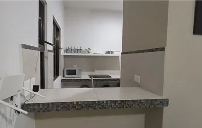 Salon; parquet, lumière naturelle, style moderne, hauteur sous plafond