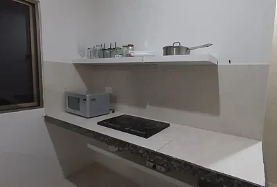 Salon; parquet, lumière naturelle, style moderne, hauteur sous plafond