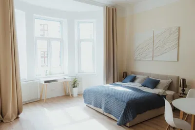 Wohnzimmer; holzboden, tageslicht, moderner stil, hohe decken