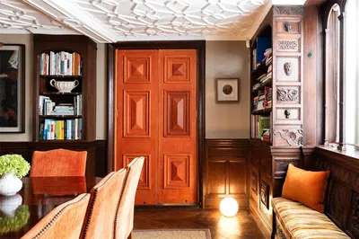 Obývací pokoj; dřevěná podlaha, přirozené světlo, moderní styl, vysoké stropy