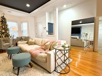 Salon; parquet, lumière naturelle, style moderne, hauteur sous plafond