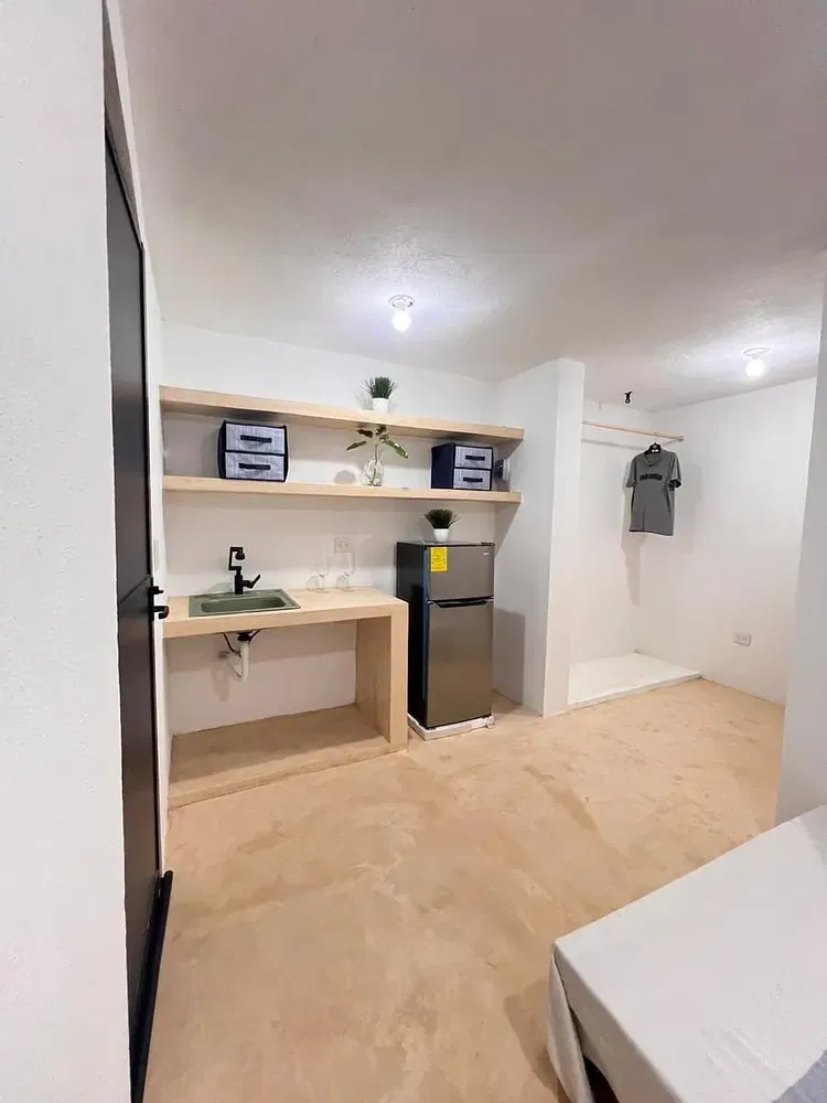 Salon; parquet, lumière naturelle, style moderne, hauteur sous plafond