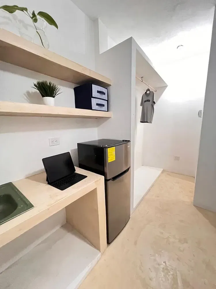 Salon; parquet, lumière naturelle, style moderne, hauteur sous plafond