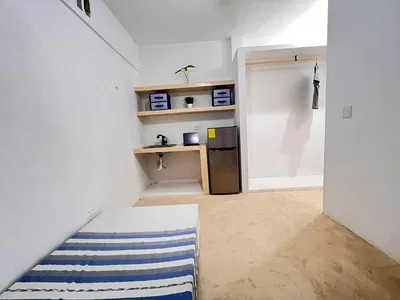 Salon; parquet, lumière naturelle, style moderne, hauteur sous plafond