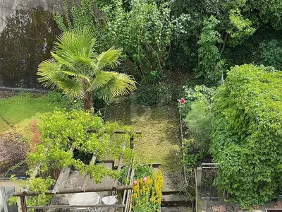 Salon; parquet, lumière naturelle, style moderne, hauteur sous plafond