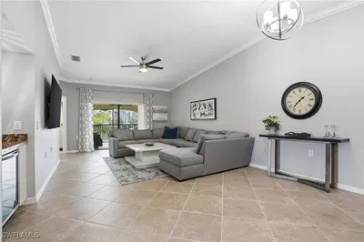 Salon; parquet, lumière naturelle, style moderne, hauteur sous plafond