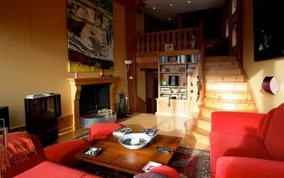 Woonkamer; houten vloer, natuurlijk licht, moderne stijl, hoge plafonds