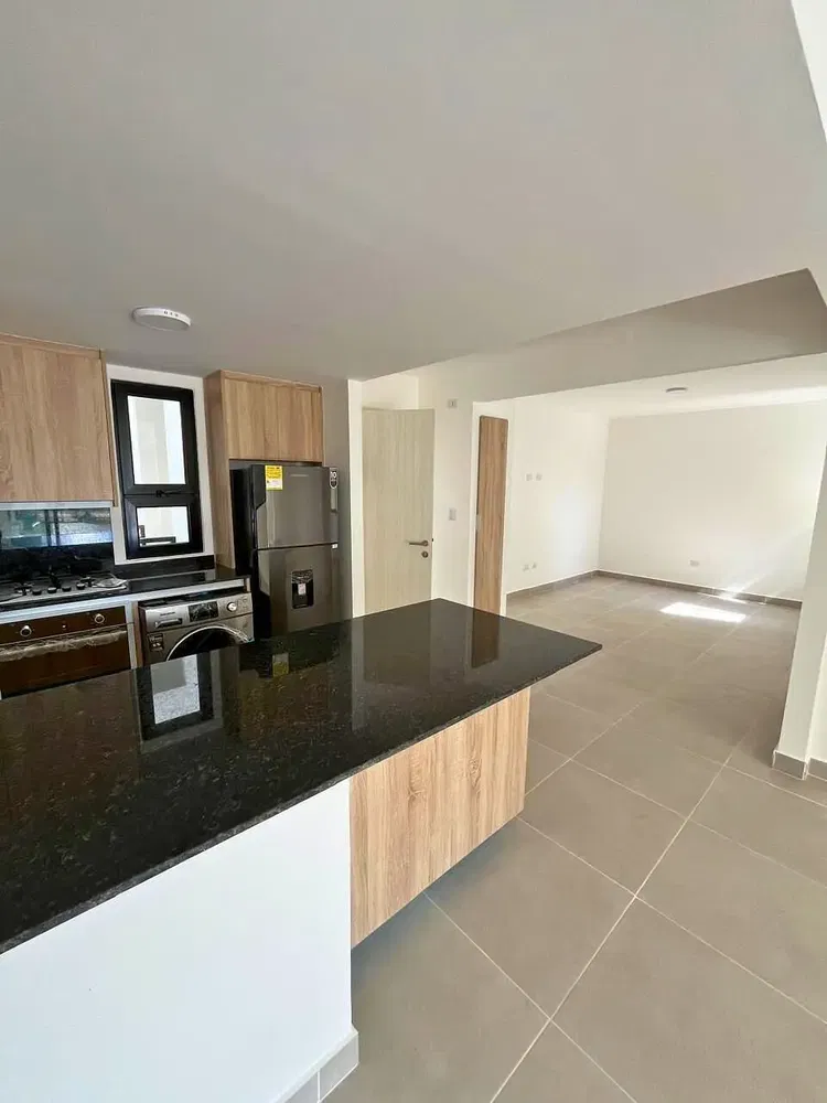 Cuisine; électroménager, carrelage, lumière naturelle, style moderne, rénové