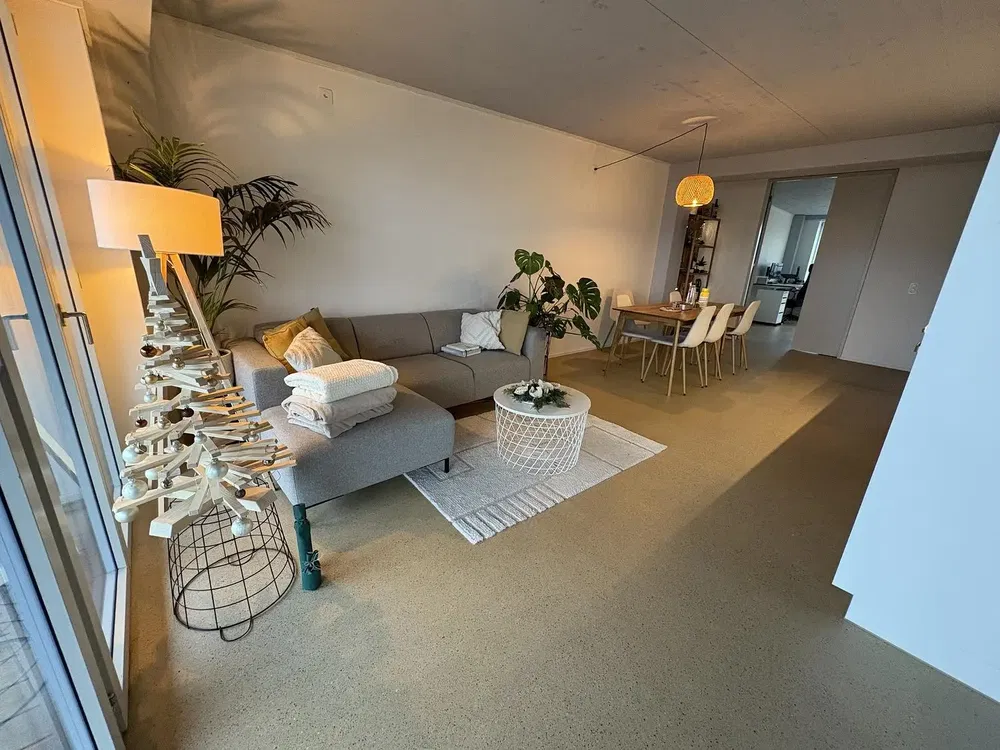 Wohnzimmer; holzboden, tageslicht, moderner stil, hohe decken