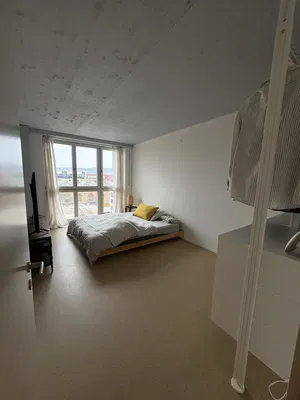 Salon; parquet, lumière naturelle, style moderne, hauteur sous plafond