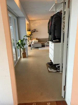 Wohnzimmer; holzboden, tageslicht, moderner stil, hohe decken