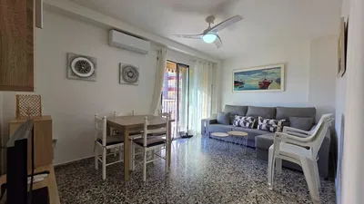 Kuhinja; kućanski aparati, drveni pod, prirodna svjetlost, moderan stil, renoviran