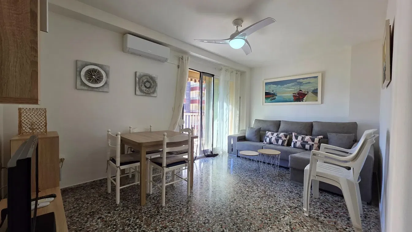 Cucina; elettrodomestici, pavimento in legno, luce naturale, stile moderno, ristrutturato