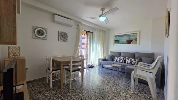 Кухня; кухненски уреди, дървен под, естествена светлина, модерен стил, ремонтиран