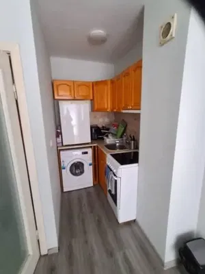 Wohnzimmer; holzboden, tageslicht, moderner stil, hohe decken