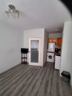 Wohnzimmer; holzboden, tageslicht, moderner stil, hohe decken