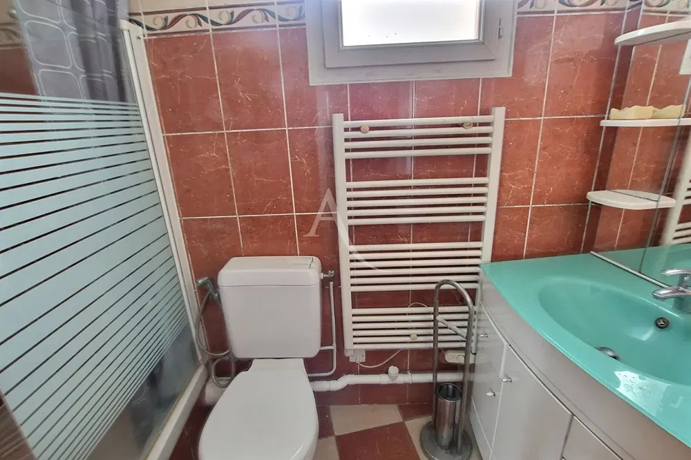 Wohnzimmer; holzboden, tageslicht, moderner stil, hohe decken