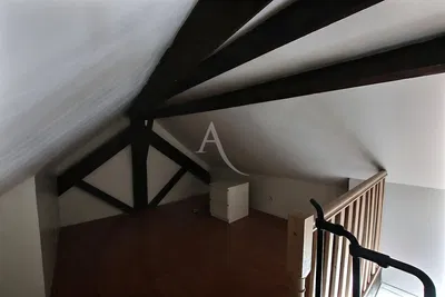 Wohnzimmer; holzboden, tageslicht, moderner stil, hohe decken