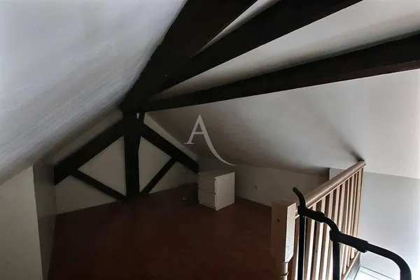 Wohnzimmer; holzboden, tageslicht, moderner stil, hohe decken