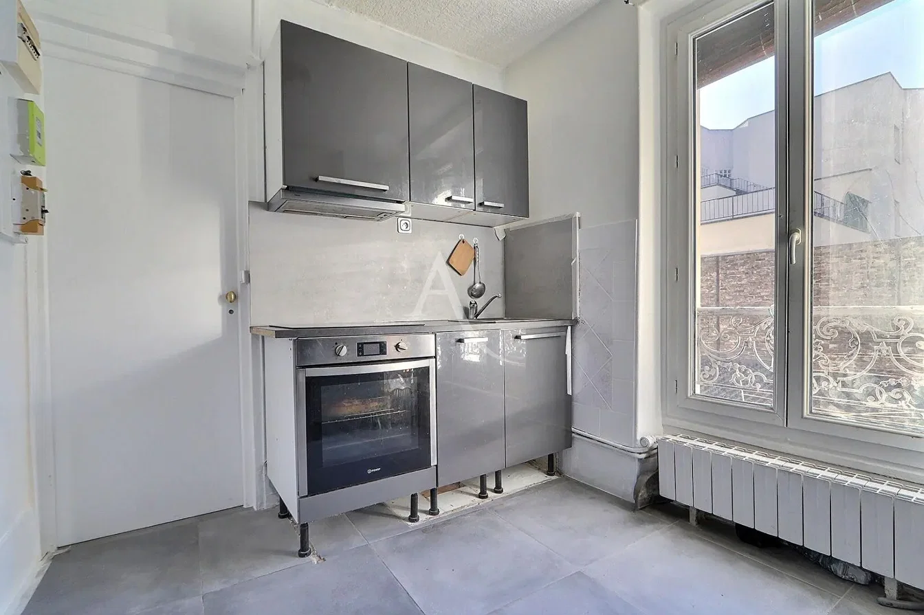 Oturma odası; ahşap zemin, doğal ışık, modern stil, yüksek tavan