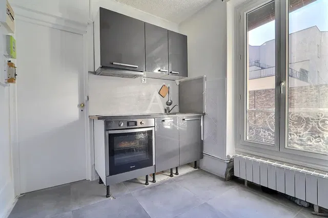 غرفة معيشة; أرضية خشبية, ضوء طبيعي, أسلوب عصري, أسقف عالية