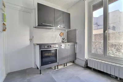 Salon; parquet, lumière naturelle, style moderne, hauteur sous plafond