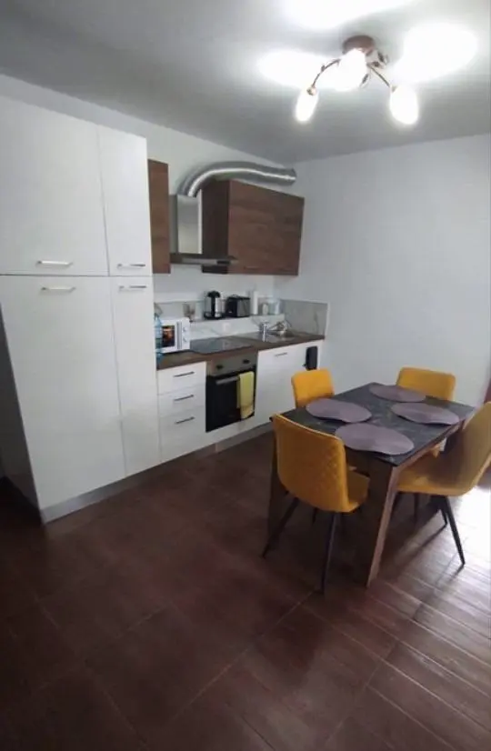 Wohnzimmer; holzboden, tageslicht, moderner stil, hohe decken