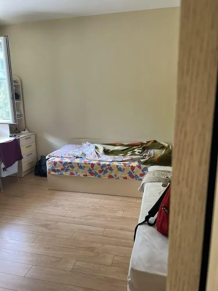 Sala de estar; chão de madeira, luz natural, estilo moderno, teto alto