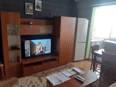 Wohnzimmer; holzboden, tageslicht, moderner stil, hohe decken