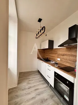 Salon; parquet, lumière naturelle, style moderne, hauteur sous plafond