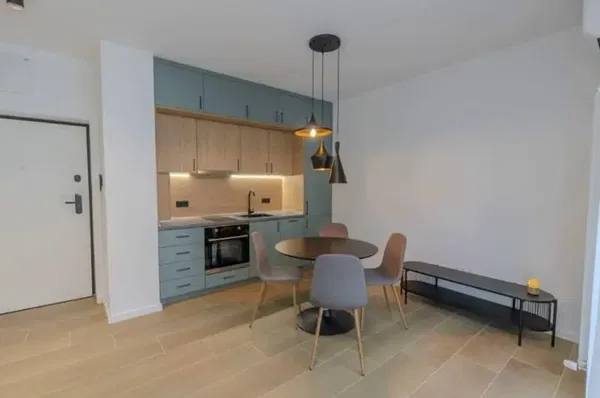 Κουζίνα; συσκευές κουζίνας, πλακάκια, φυσικό φως, μοντέρνο στυλ, ανακαινισμένο