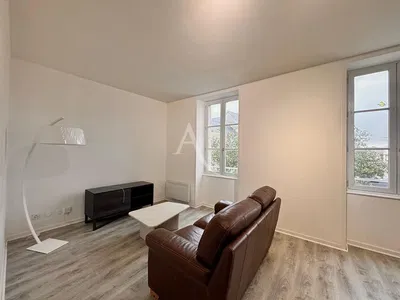 Cuisine; électroménager, carrelage, lumière naturelle, style moderne, rénové