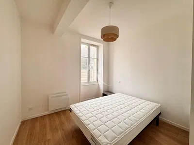 Salon; parquet, lumière naturelle, style moderne, hauteur sous plafond
