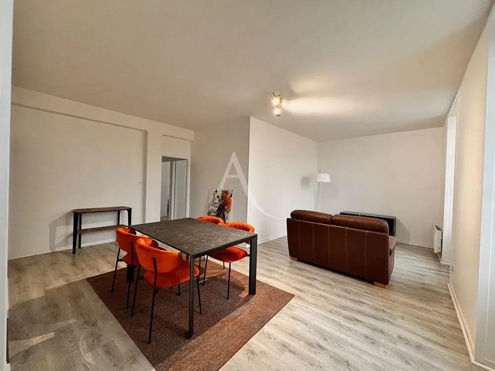 Salon; parquet, lumière naturelle, style moderne, hauteur sous plafond