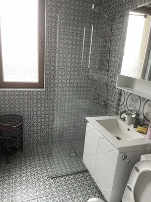 Σαλόνι; ξύλινο πάτωμα, φυσικό φως, μοντέρνο στυλ, ψηλά ταβάνια