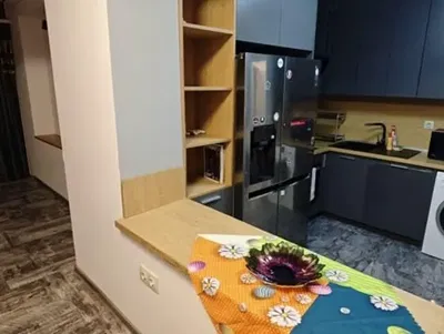 Σαλόνι; ξύλινο πάτωμα, φυσικό φως, μοντέρνο στυλ, ψηλά ταβάνια